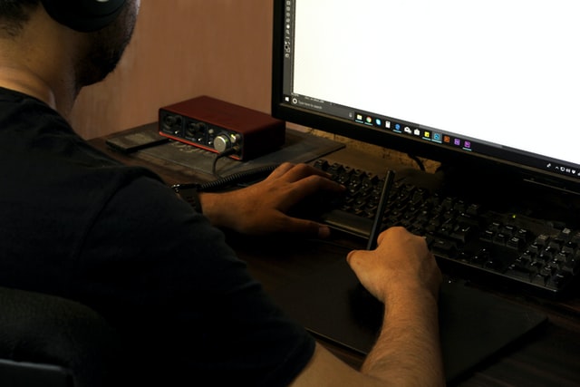 Freelancer trabalhando em casa mostrando que vale a pena